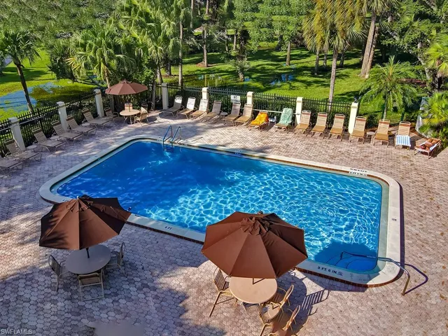 Sparkling_pool_oasis