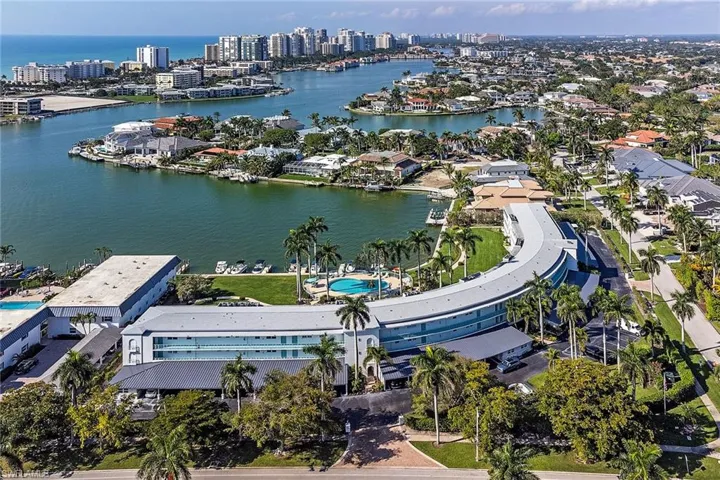 383  Harbour  DR, Naples, FL 34103