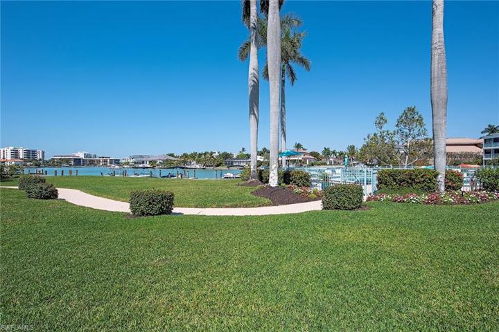 383  Harbour  DR, Naples, FL 34103