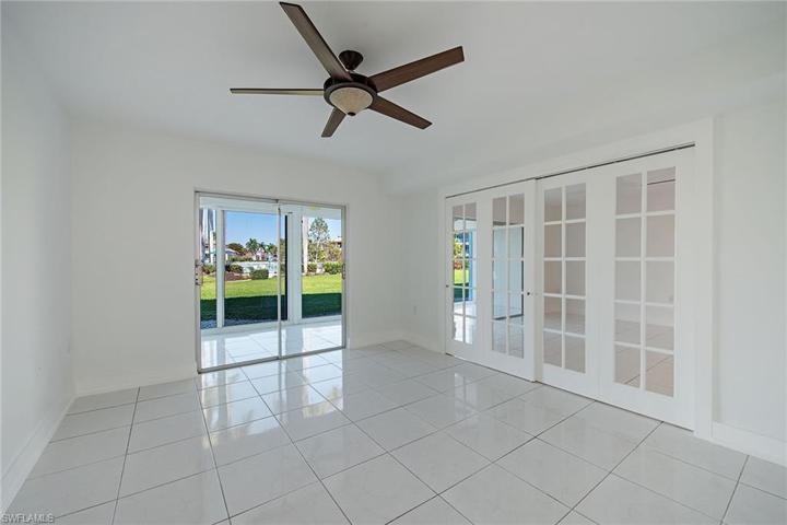 383  Harbour  DR, Naples, FL 34103