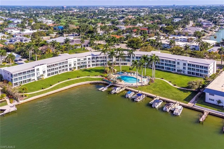 383  Harbour  DR, Naples, FL 34103