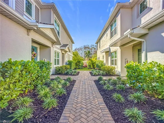 4664  Arboretum  CIR, Naples, FL 34112