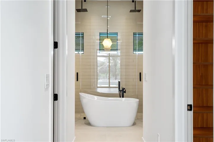 SPLENDID MASTER BATHROOM for a SPA EXPERIENCE!
