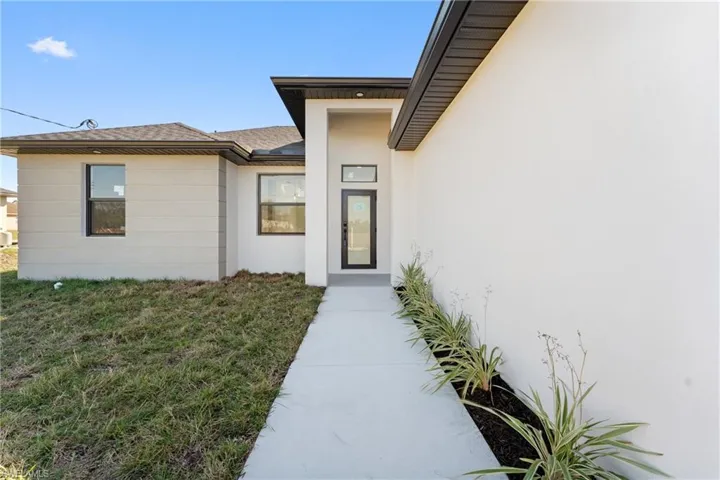 Entrance to property featuring a yard