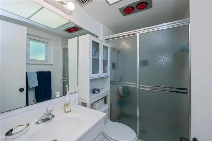 Master bathroom w/shower