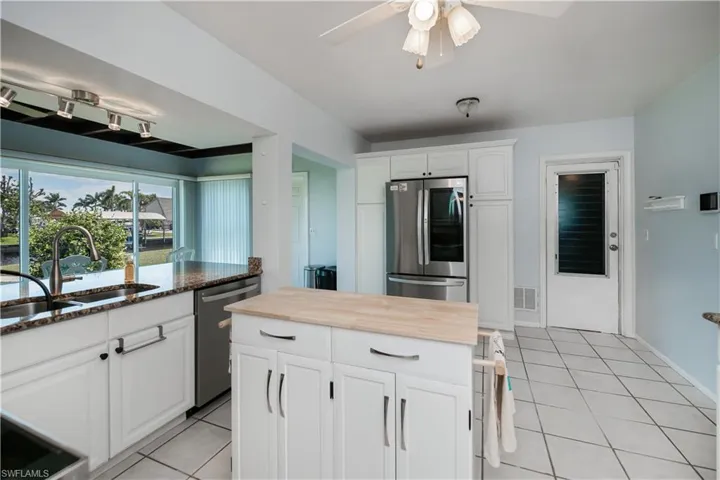 kitchen features mobile island