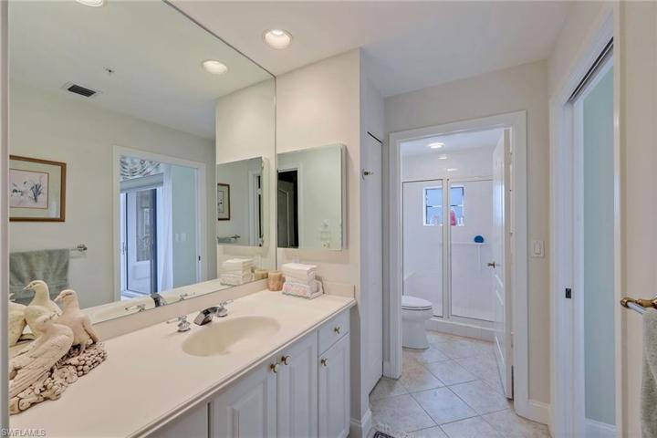 En suite guest bathroom.