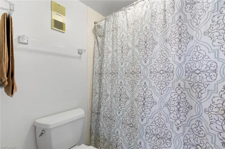 Primary en suite bathroom