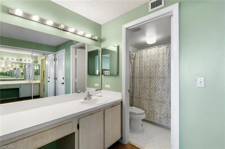 Primary en suite bathroom