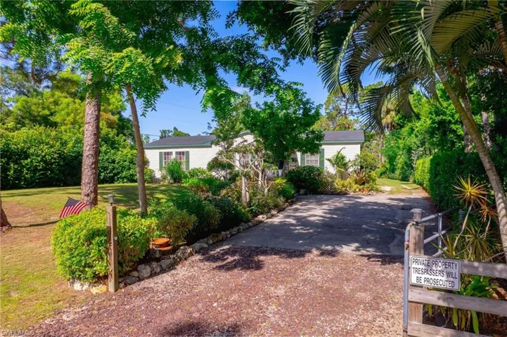 View of front of property featuring a front yard