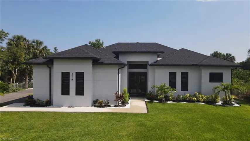 View of front of property featuring a front lawn