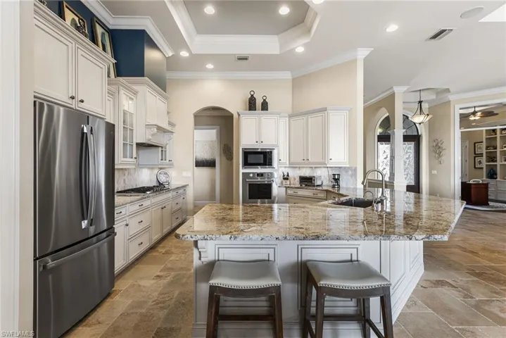 Kitchen featuring stainless steel appliances, kitchen peninsula, sink, and backsplash