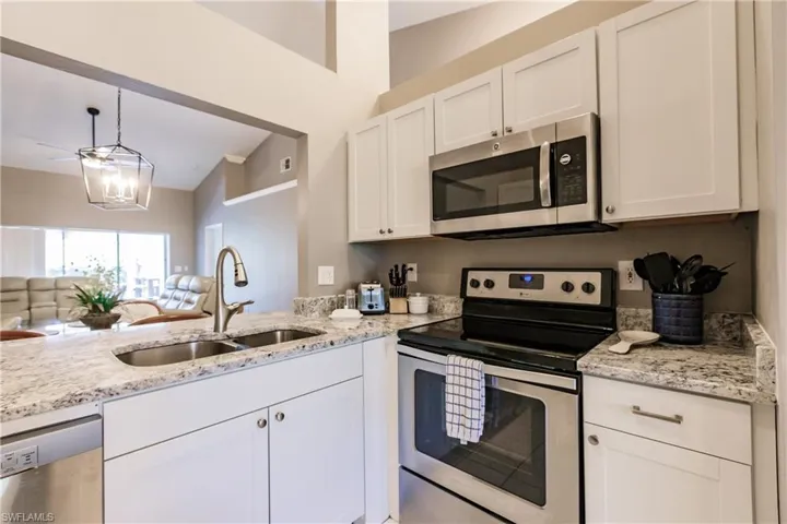 6133  Thresher  DR, Naples, FL 34112