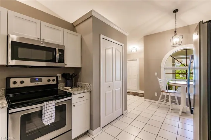 6133  Thresher  DR, Naples, FL 34112