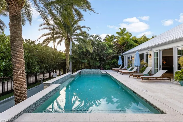 154 4th Ave N, Naples, Florida 34102
