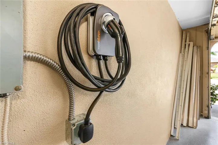 Room details featuring a textured wall