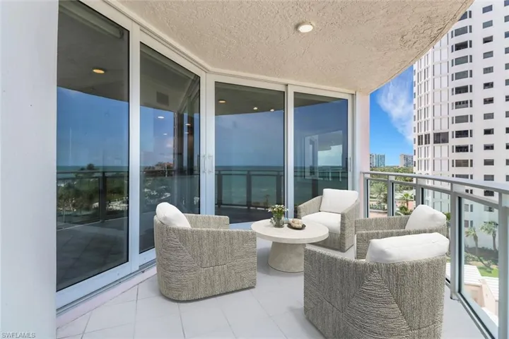 VIRTUAL STAGED Balcony with a view of city