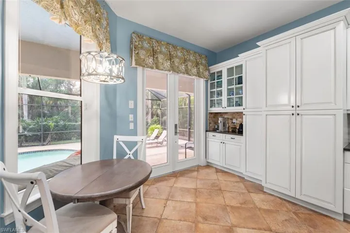 EAT-IN KITCHEN