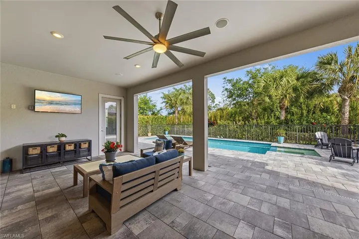 9607 Everglades Dr, Naples, Florida 34120
