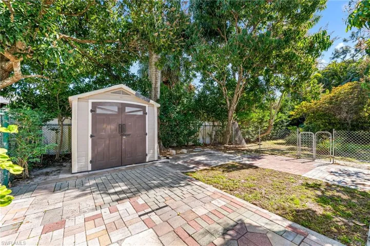 724 Pine Cone Ln, Naples Fl 34104