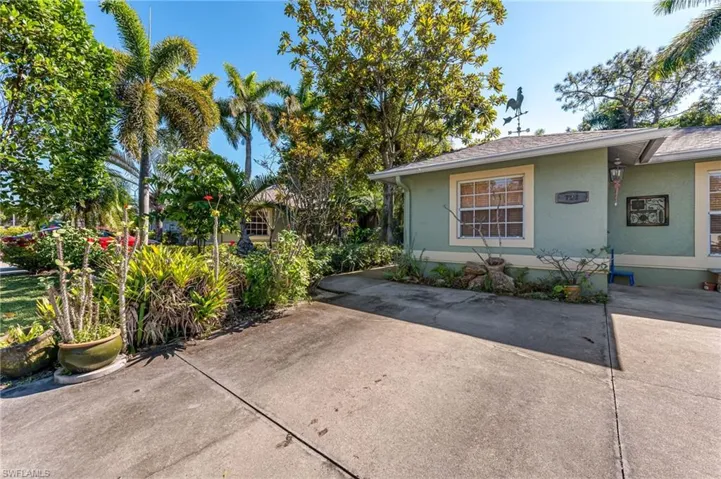 724 Pine Cone Ln, Naples Fl 34104