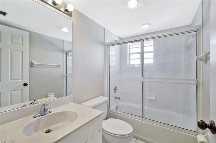 Guest bathroom with a spacious tub & shower combination!