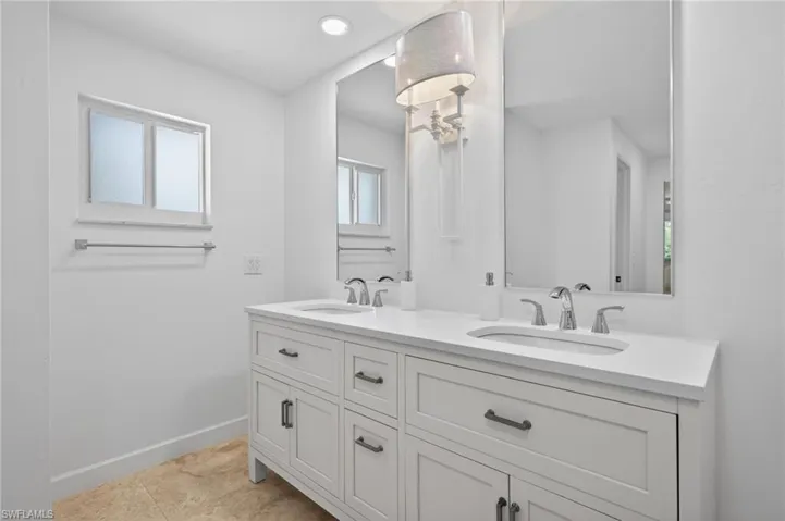 738  Anchor  DR, Sanibel, FL 33957