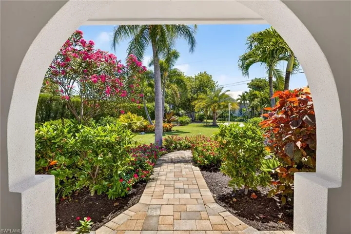 738  Anchor  DR, Sanibel, FL 33957