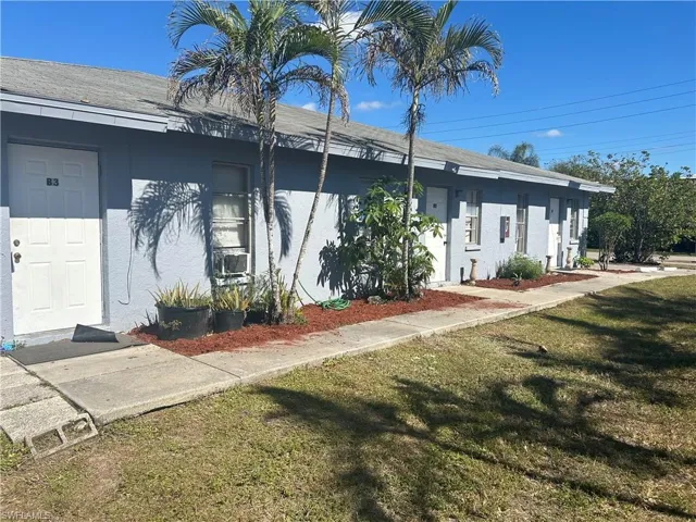 View of front facade with a front yard