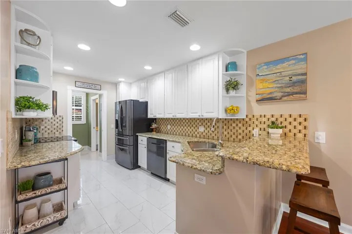 Kitchen with breakfast bar