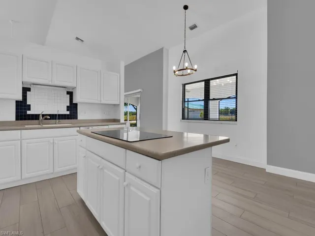 Kitchen w/ Island