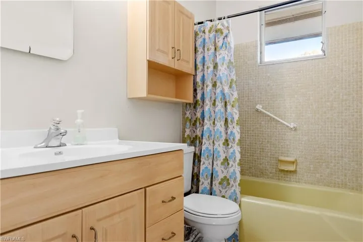 Guest bath with tub/shower combo