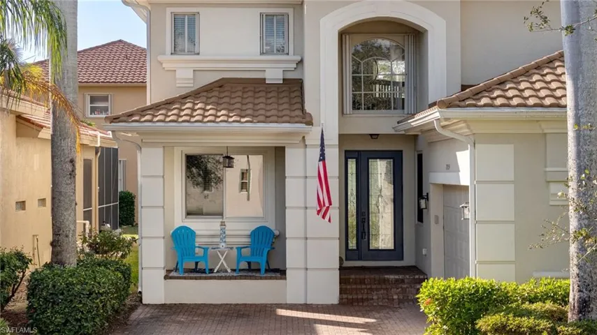 Entrance to property with stucco siding and a tile roof