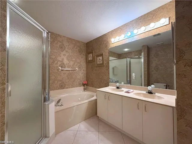 6580 Huntington Lakes Cir 202, Naples, Florida 34119