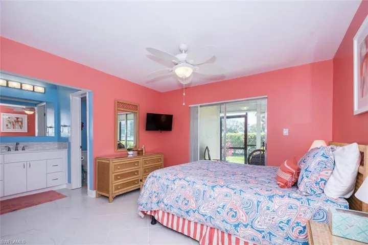 Master bedroom with access to lanai.