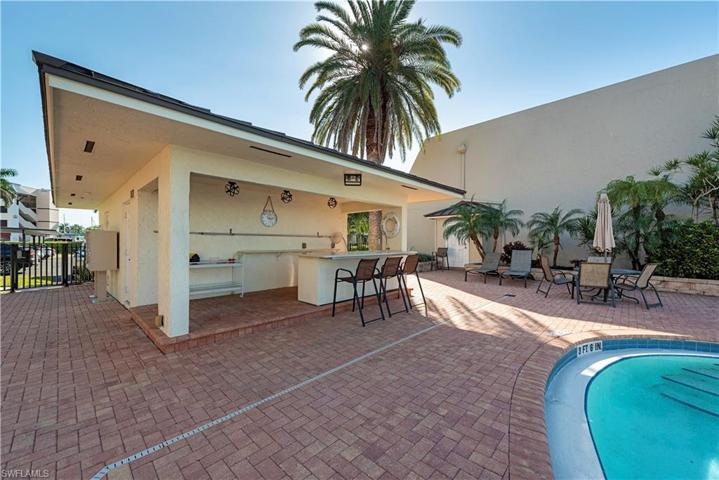800  River Point  DR, Naples, FL 34102