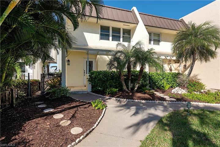 800  River Point  DR, Naples, FL 34102