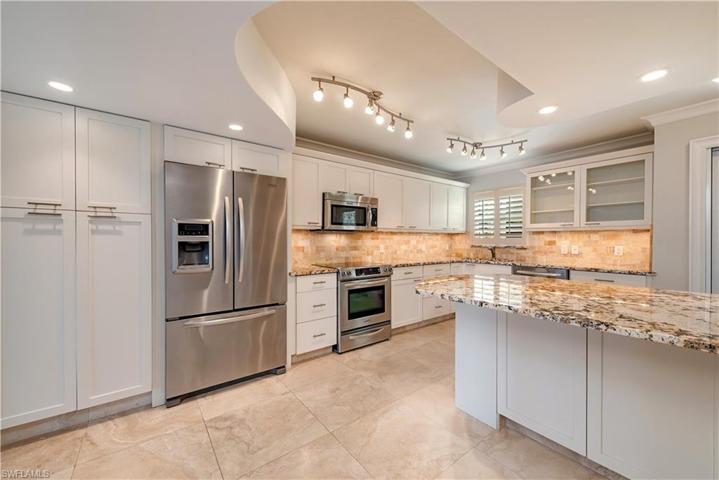 800  River Point  DR, Naples, FL 34102