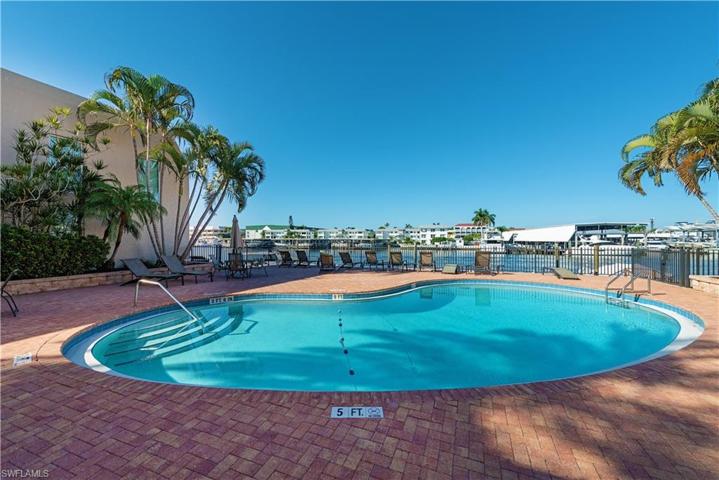 800  River Point  DR, Naples, FL 34102