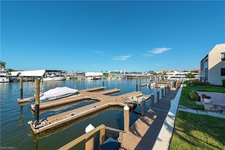 800  River Point  DR, Naples, FL 34102