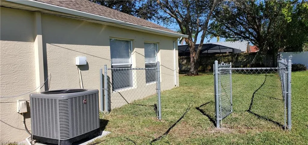 901 SE 30th  ST, Cape Coral, FL 33904