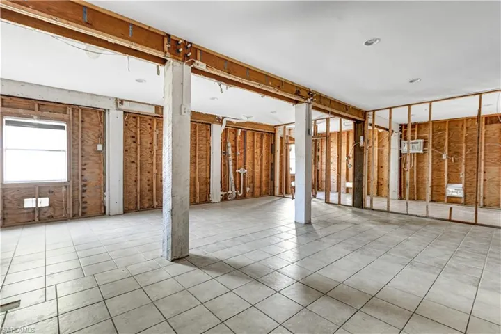 High Ceilings Ideal To Open Up & Add A Tiki / Pool Area