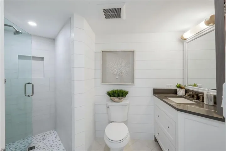 Guest Bath with access from bedroom or hallway