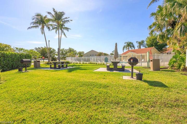 7784  Emerald  CIR, Naples, FL 34109