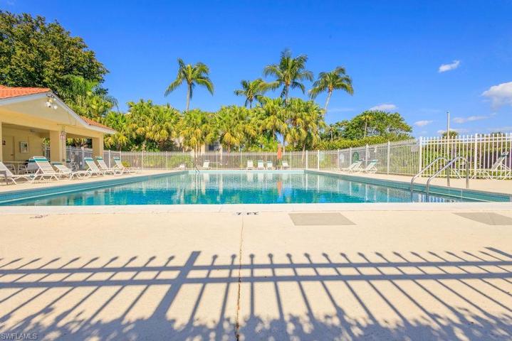 7784  Emerald  CIR, Naples, FL 34109