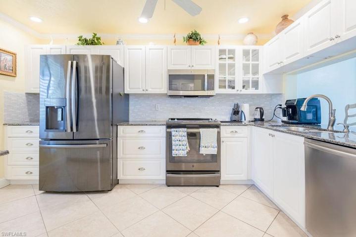 7784  Emerald  CIR, Naples, FL 34109