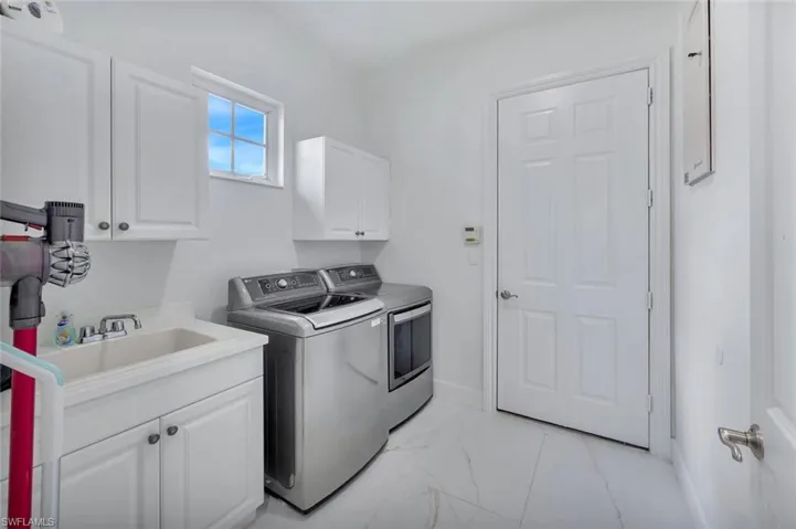 8957  Shenendoah  CIR, Naples, FL 34113