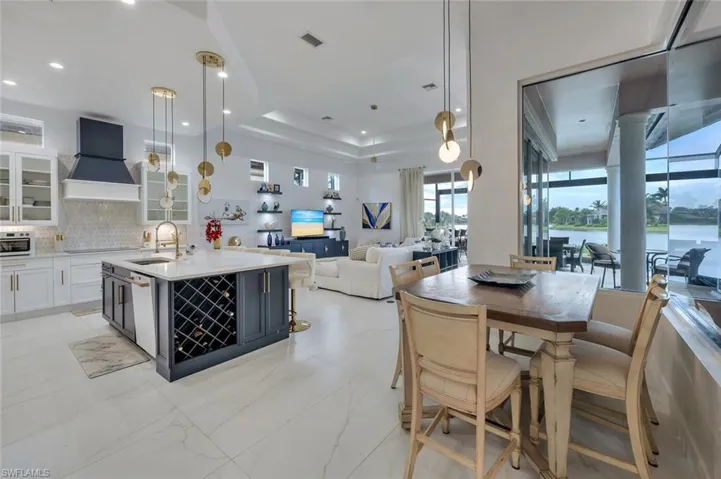 8957  Shenendoah  CIR, Naples, FL 34113