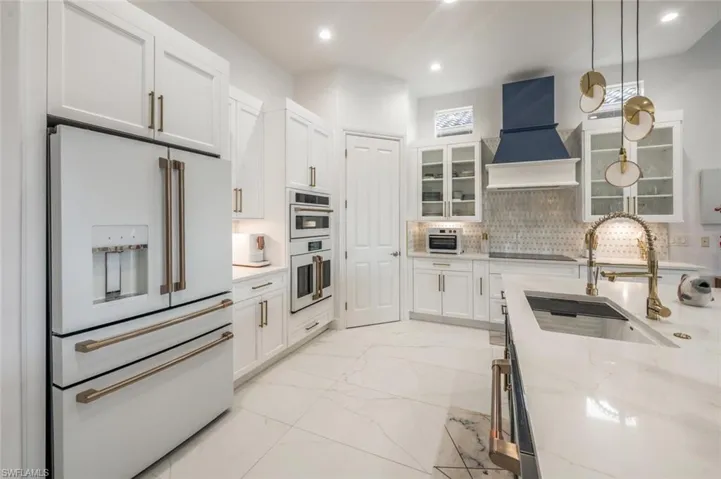 8957  Shenendoah  CIR, Naples, FL 34113
