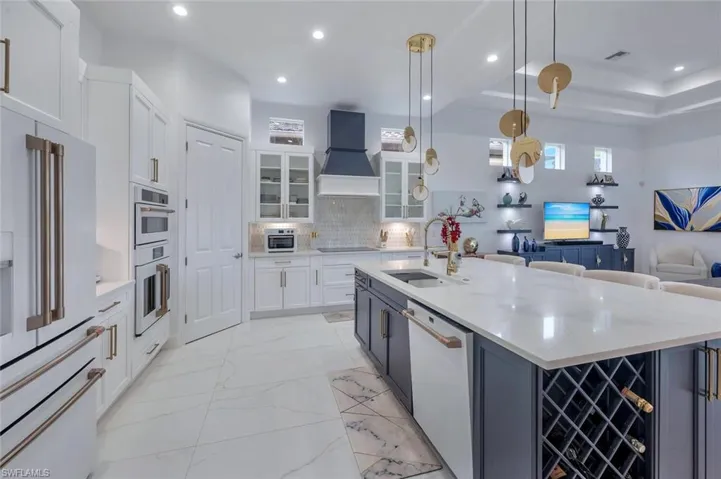 8957  Shenendoah  CIR, Naples, FL 34113